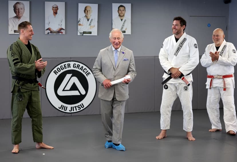 Kung Charles får vitt bälte i Jiu Jitsu under besök på REORG