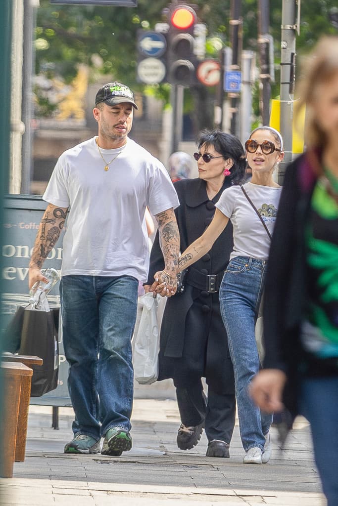Ariana Grande med pojkvänne Ricky Alvarez och mamma Joan i London