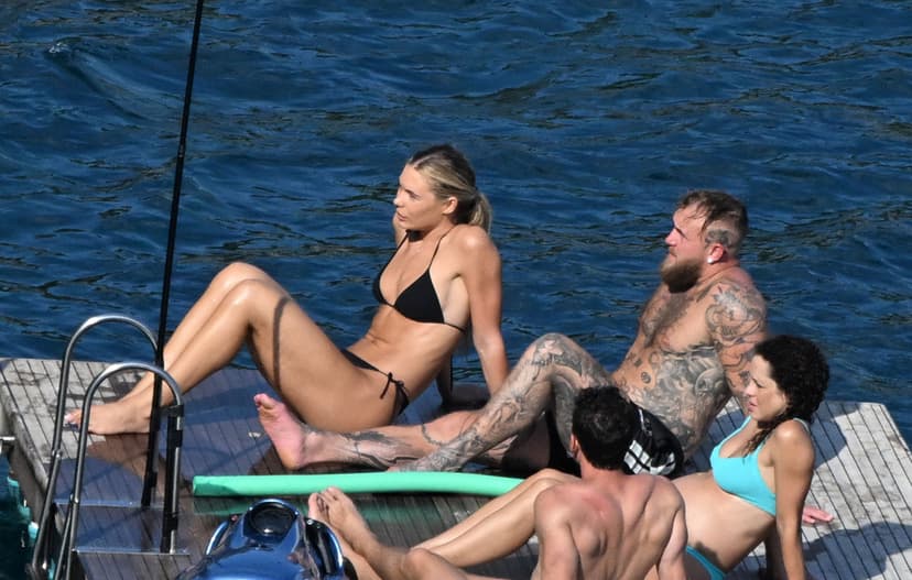 Jake Paul och Jutta Leerdam badar på Amalfikusten
