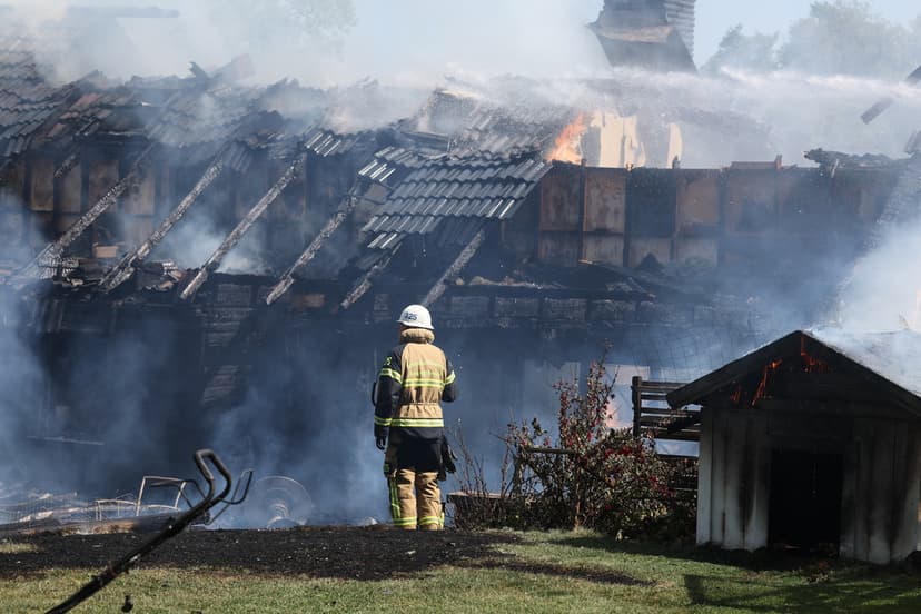 Två villor i brand i Jakobsberg