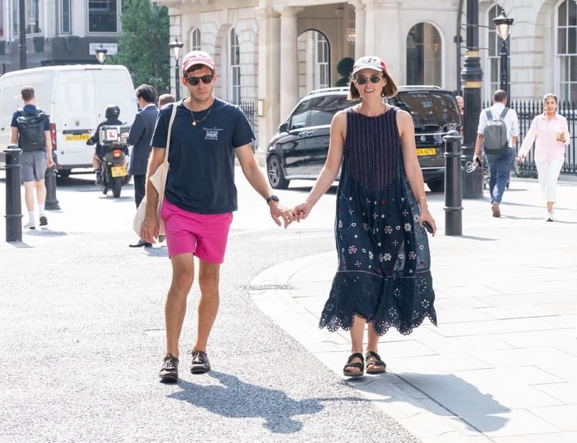 Keira Knightley och maken James Righton hand i hand i London