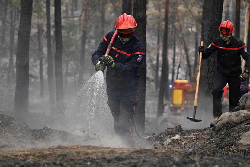 Fransk storbrand ”begränsad” – men inte släckt