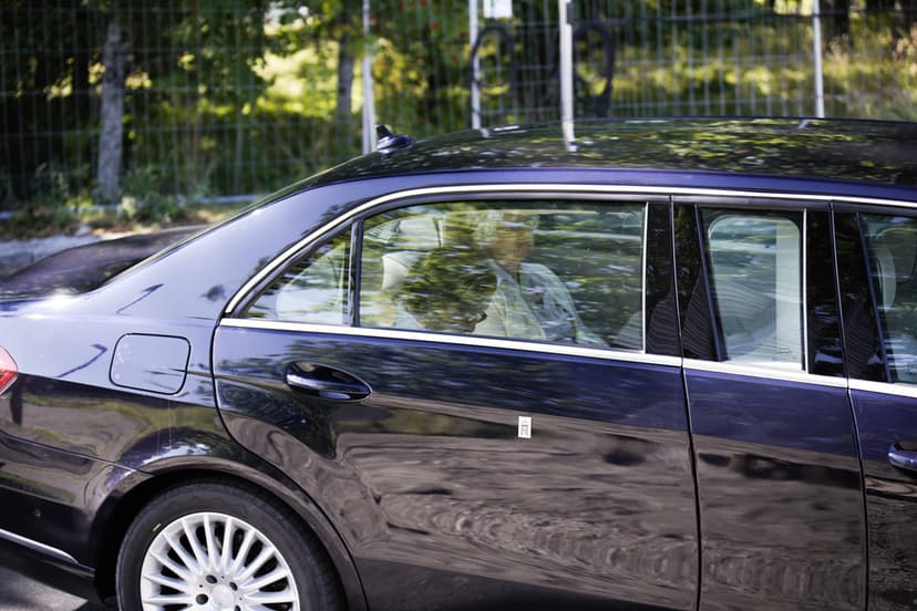 Drottning Sonja besöker kung Harald på sjukhuset