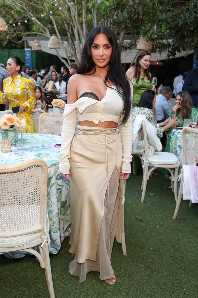 Kim Kardashian närvarar vid välgörenhetsevent