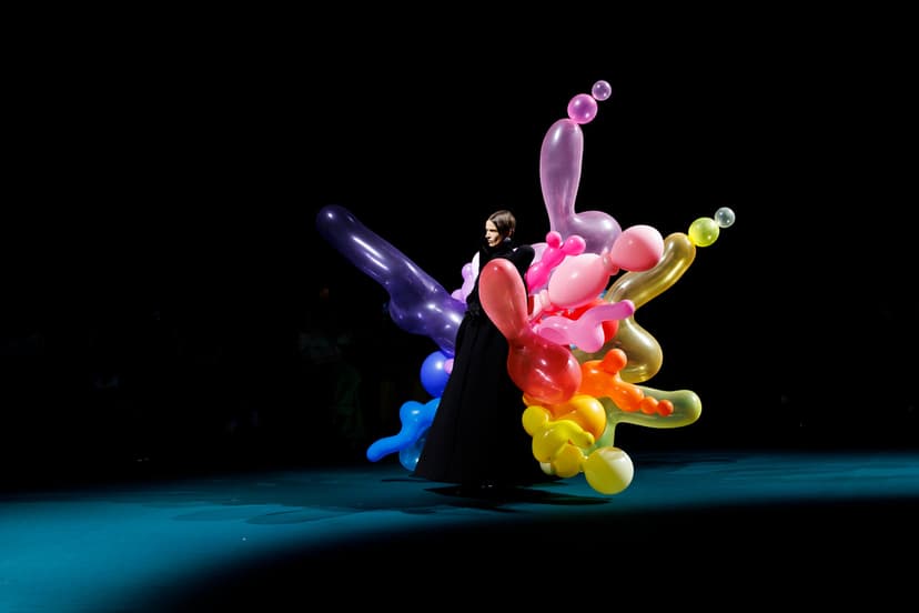 Lekfullt mode av Robert Wun på Haute Couture-veckan i Paris
