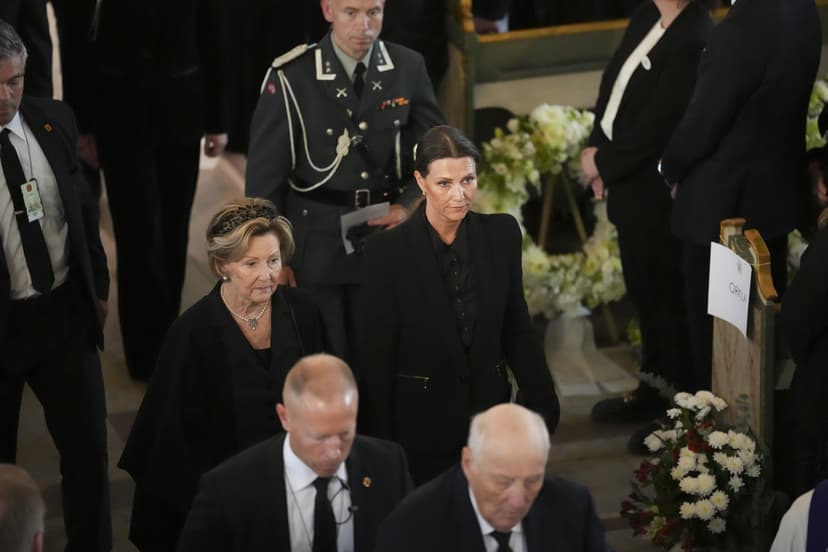 Norges kungapar närvarar vid begravningen av Stein Erik Hagen