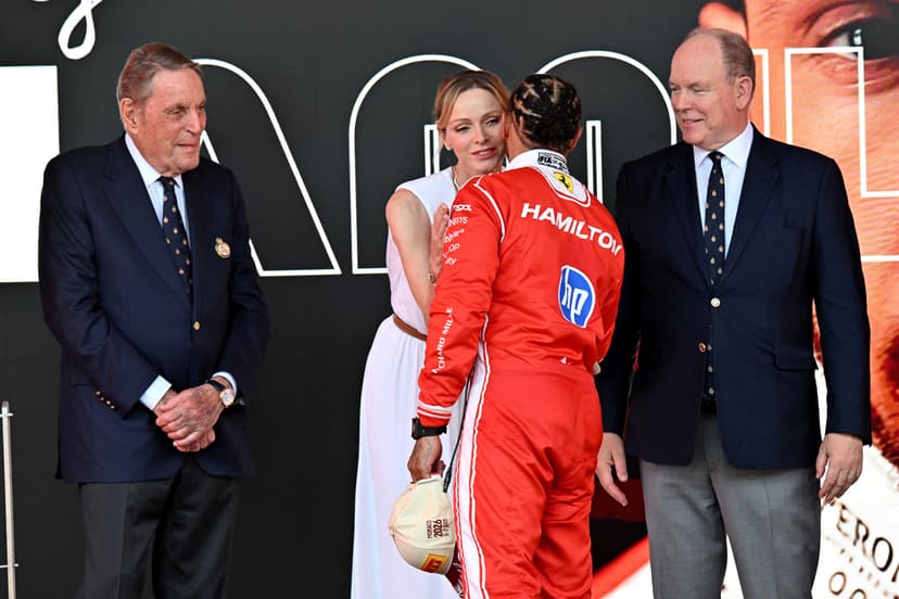 Albert och Charlene av Monaco närvarar vid prisutdelning på Formel 1