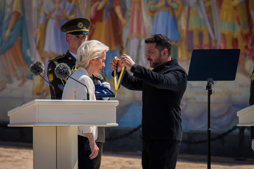Zelenskyj delade ut priset Europaordern till EU:s ordförande Ursula von der Leyen i Kiev