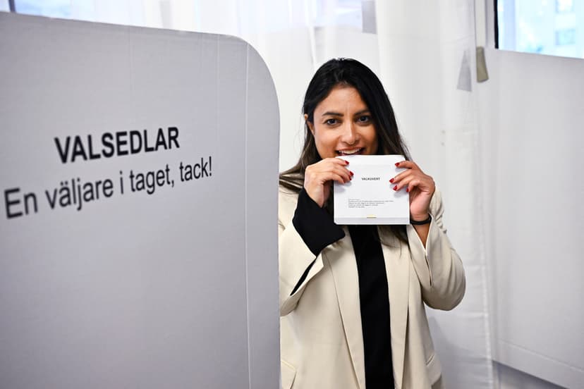 Nooshi Dadgostar förtidsröstar i Rinkeby
