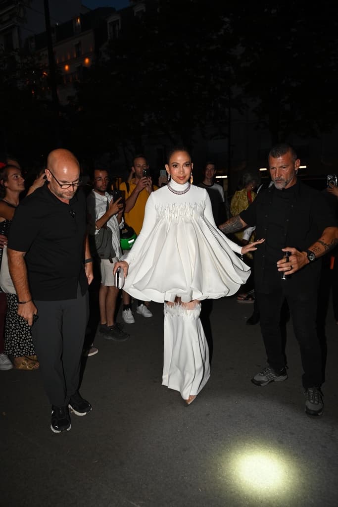 Jennifer Lopez bär fler outfits i Paris