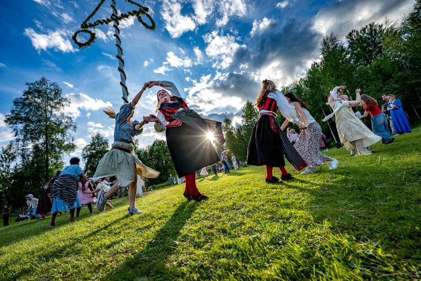 Sågmyra tjuvstartar sitt traditionsenliga midsommarfirande