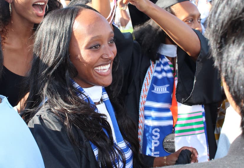 Angelina Jolies dotter Zahara tar studenten