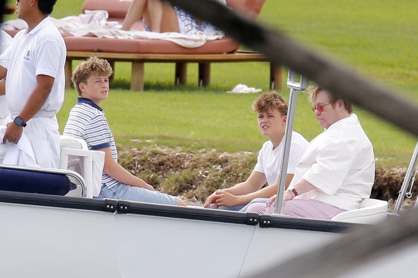Elton John och sönerna på Sardinien