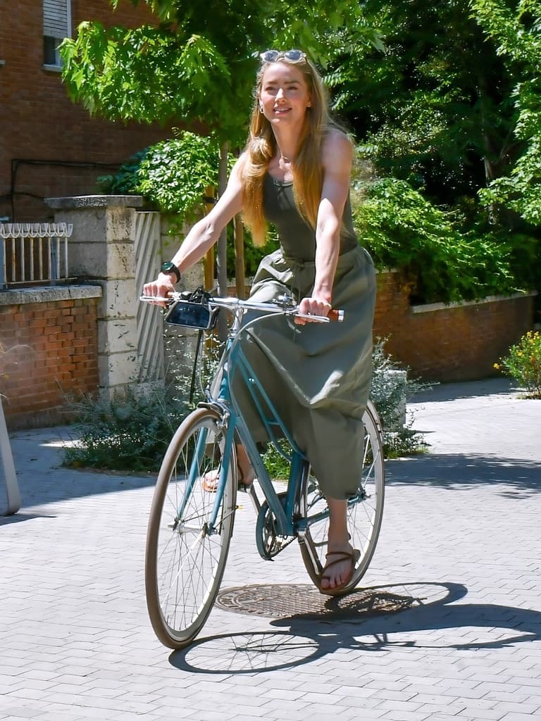 Amber Heard cyklar med sin dotter i Madrid