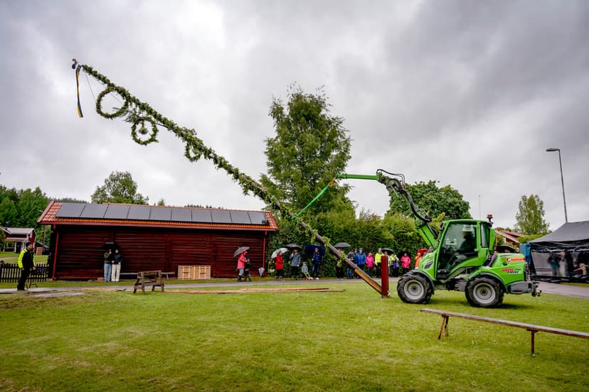 Regnigt midsommarfirande i Sifferbo