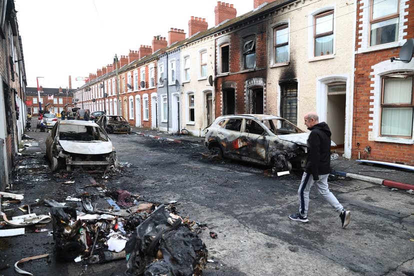 Våld och bränder efter brutalt knivdåd i Belfast