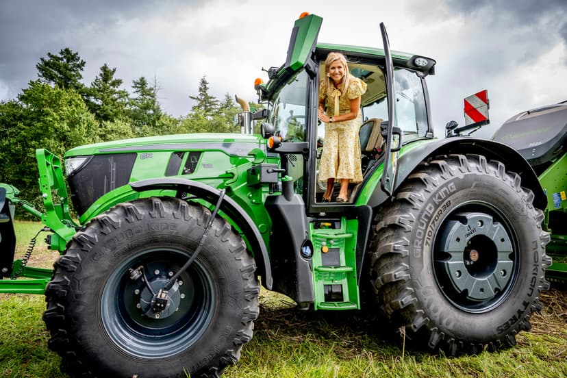 Drottning Maxima kör traktor