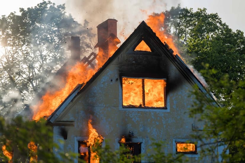En villa står i brand i Djurröd utanför Kristianstad (betalbilder)