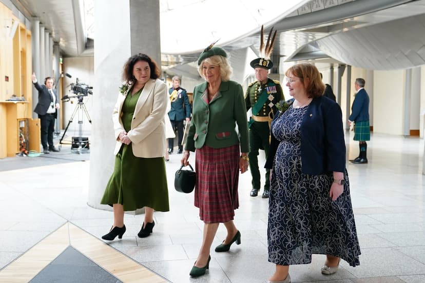Kung Charles och drottning Camilla besöker skotska parlamentet