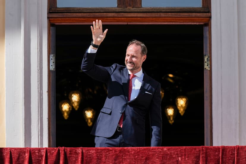 Kronprins Haakon vid militär uppvisning i Oslo