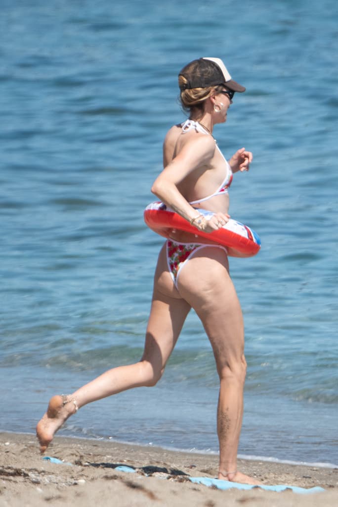 Behati Prinsloo med badring på stranden