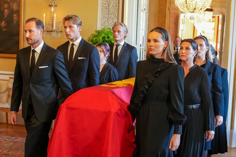 Kung Haralds kista flyttas till slottskapellet