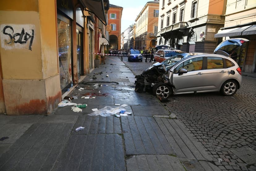 Flera skadade när bilist körde in i folkmassa i Italienska Modena