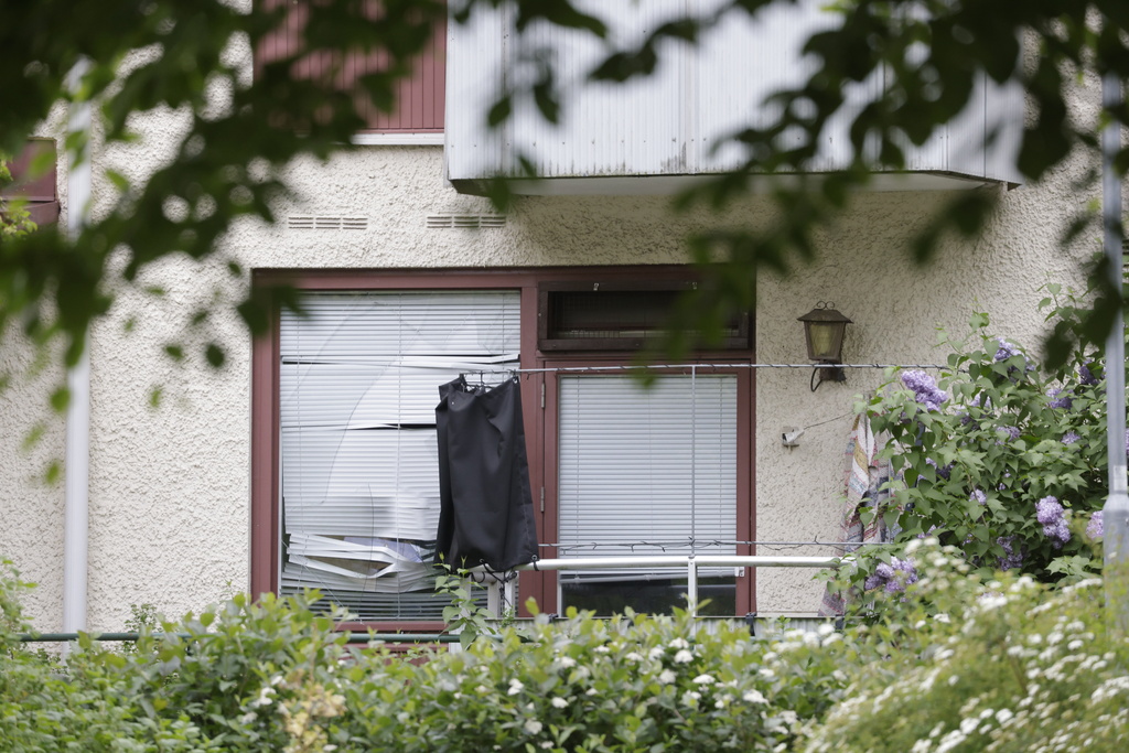 En person har förts till sjukhus efter att något exploderat i en lägenhet i Örebro tidigt under onsdagsmorgonen.