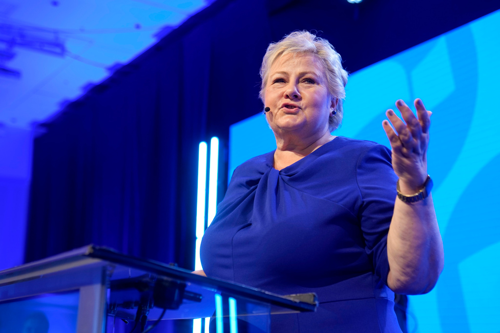 Høyres partiledare Erna Solberg talar vid valvakan i Oslo.