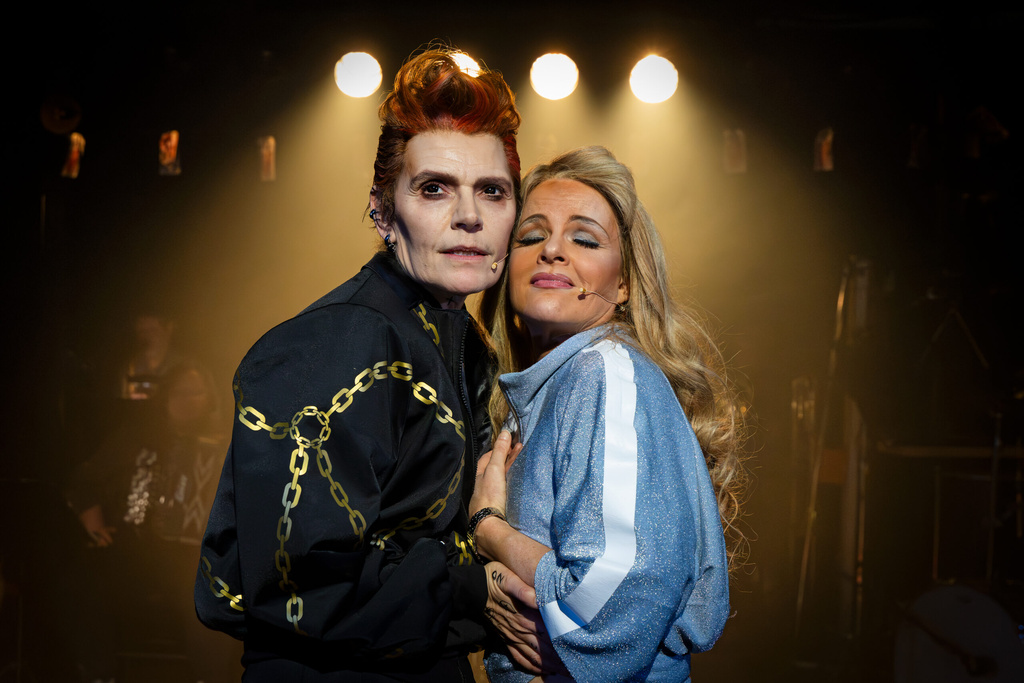 Alexandra Zetterberg Ehn som Mackie Kniven och Cecilia Wernesten som Polly Peachum i "Tolvskillingsoperan" i Gävle och Järvsö. Pressbild.