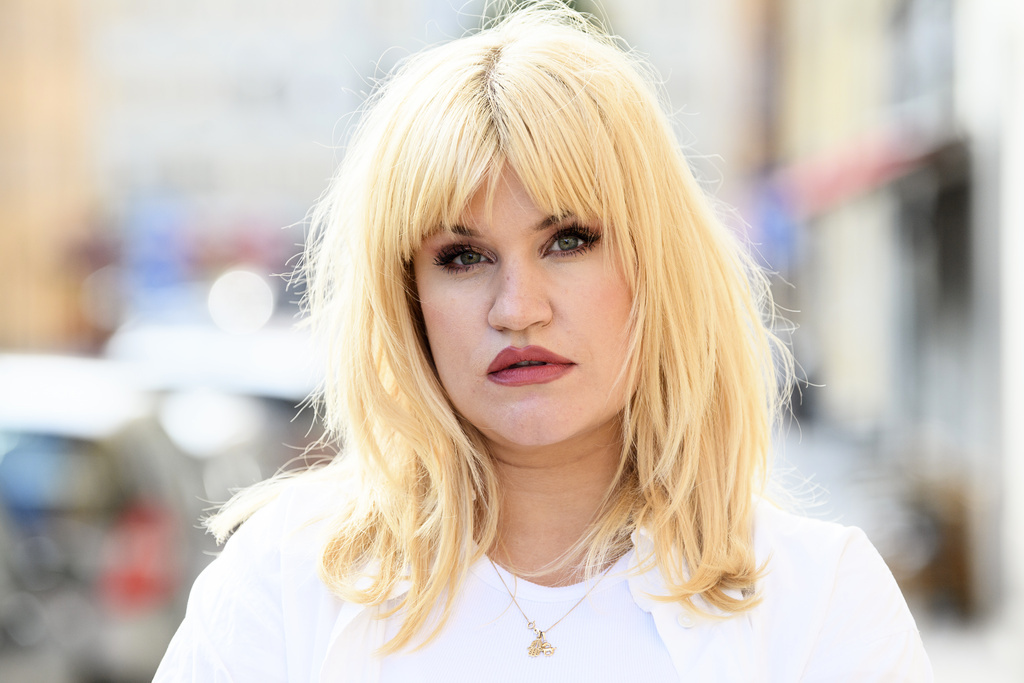 Efter "Dagarna, dagarna, dagarna" om en desperat realitystjärna kommer Tone Schunnesson med en ny roman.