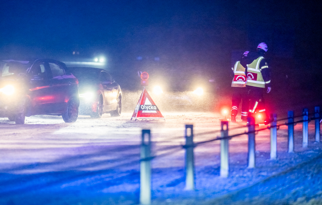Räddningstjänst och ambulans på plats efter en kollision mellan flera fordon utanför Staffanstorp på torsdagskvällen.
